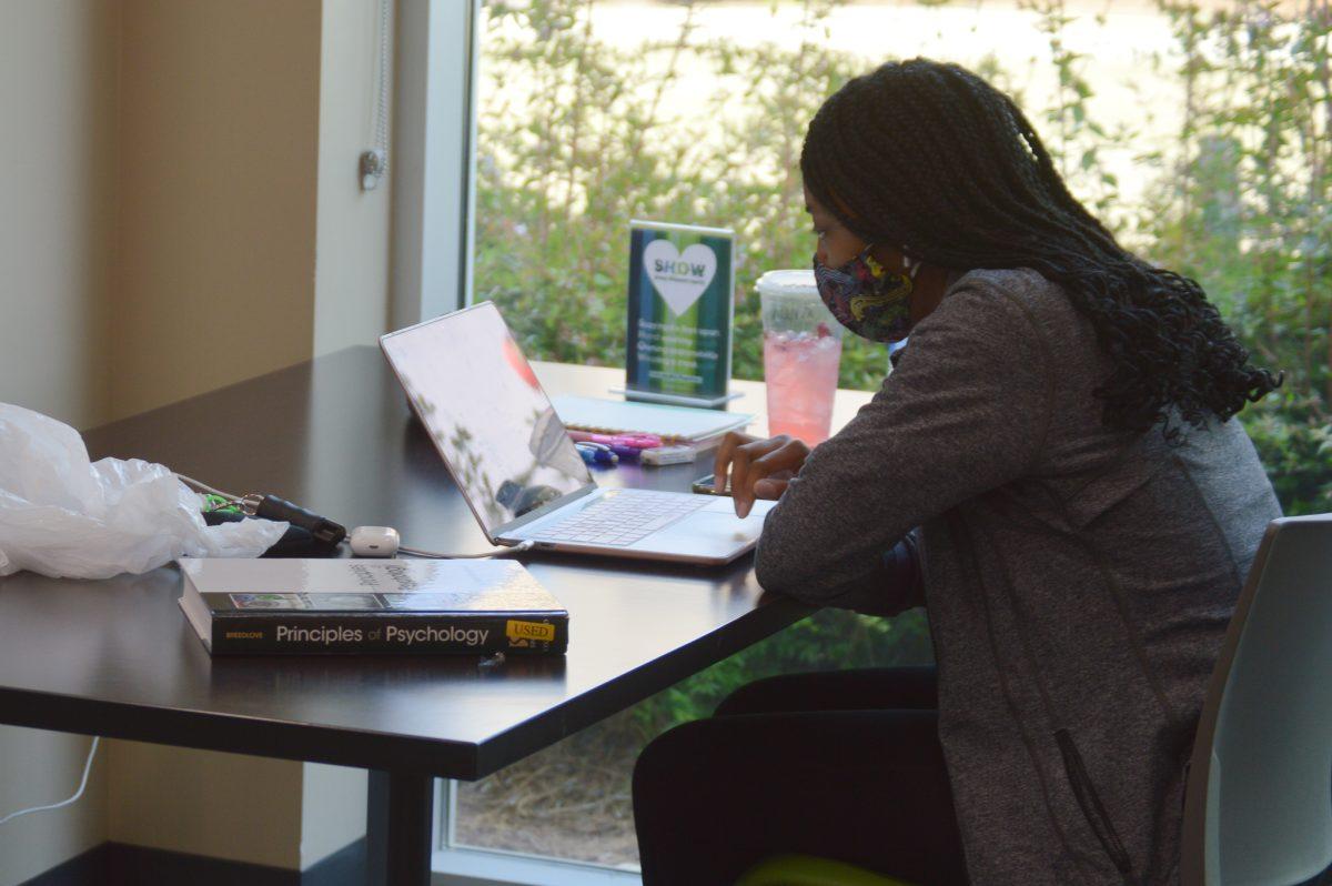 A student works in the Off-Campus Student Lounge | Photo by Caleb Wood